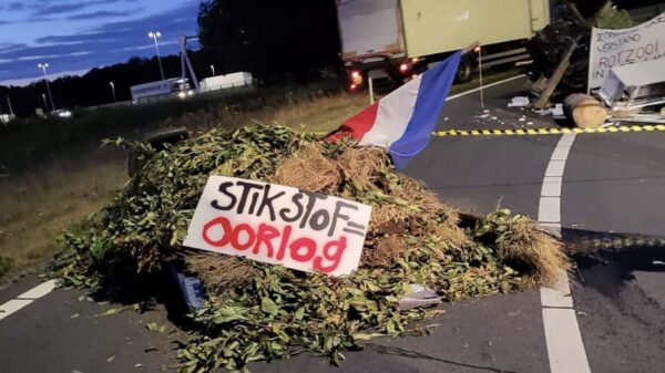 Boeren zijn terug: zetten afval in brand en dumpen mest en hooi op snelwegen, opruimen duurt uren