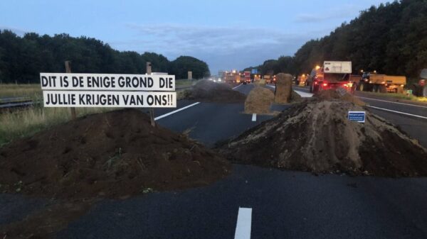 Boeren zijn terug: zetten afval in brand en dumpen mest en hooi op snelwegen, opruimen duurt uren
