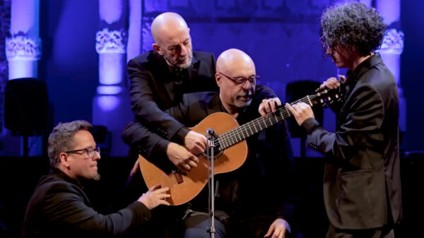 Muzikale helden spelen met z'n vieren Billie Jean op ÉÉN gitaar