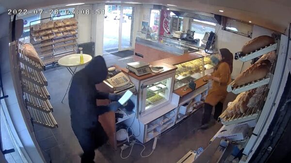 Gewapende overvaller denkt bakkerij in Deventer te beroven, Latife Peker dacht van niet