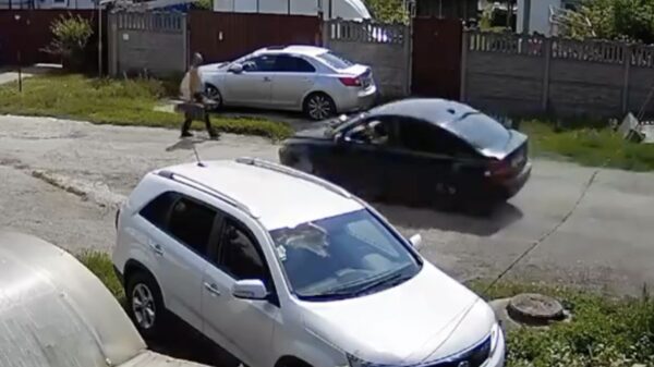 Man overleeft bizarre aanrijding in de Russische stad Ryazan