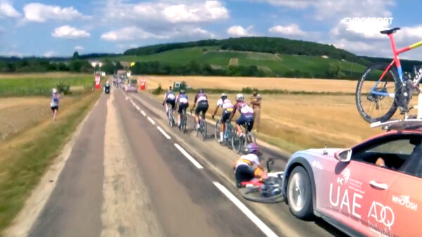 Wielrenster duwt collega onderuit en komt later onder auto van eigen ploegleider terecht