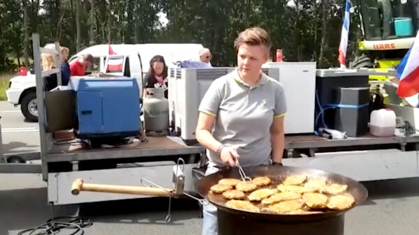 Boeren barbecuen op knooppunt A35 bij Azelo: "Zeker tot 20:00 uur"