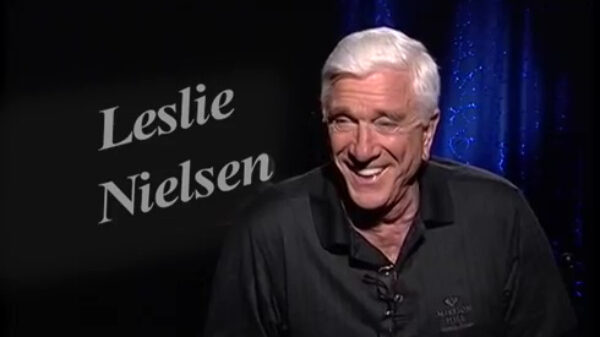 Comedylegende Leslie Nielsen laat ze vliegen tijdens interview