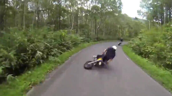 Motorrijders maken van heel dichtbij kennis met elkaar