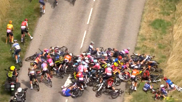 Massale valpartij van peloton tijdens de 5e etappe van de Tour de France Femmes
