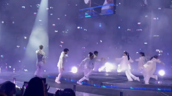 Megabeeldscherm valt op dansers tijdens concert van de band Mirror in Hongkong