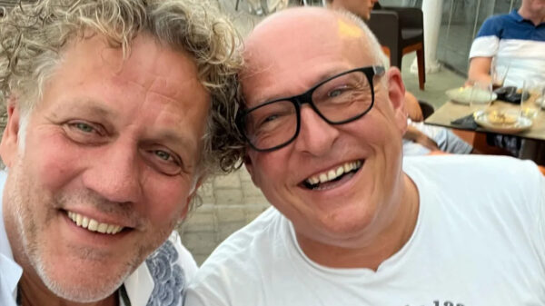 Kees van der Spek confronteert dubbelganger René van der Gijp met beelden van de echte René