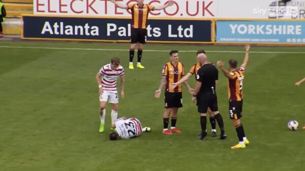 Ook knap: voetballer Lee Tomlin krijgt binnen 17 seconden 2x een gele kaart