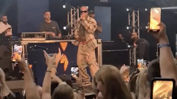 Bizzey krijgt ook op Polderfest bier naar zijn hoofd en loopt meteen van podium af