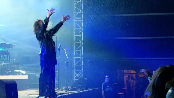 Di-rect-zanger Marcel Veenendaal vraagt om een bierdouche, gaat op z'n muil