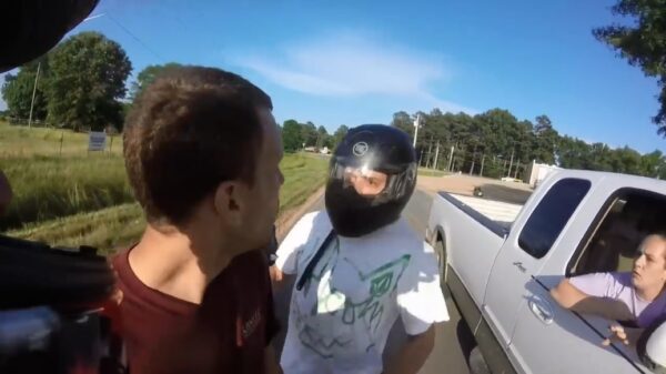 Papa-tokkie krijgt kopstoot na het afsnijden van een motorrijder