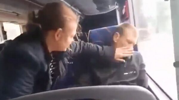 Vrouw heeft ietwat moeite om d'r bezopen vent wakker te krijgen