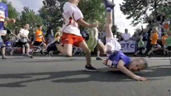 Sportieve koter geeft niet op na knetterharde faceplant en schorpioen