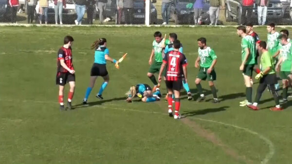 Argentijnse voetballer draait door en valt vrouwelijke scheidsrechter Dalma Cortadi aan