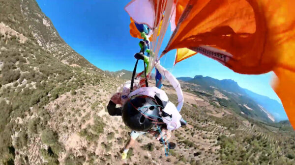 De close call van de dag nadat parachutesprong volledig misgaat