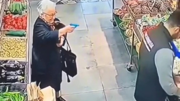 Brutale oma schiet haar (water)pistool leeg op supermarktmedewerker