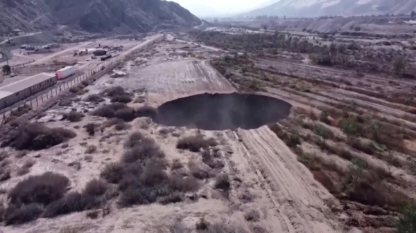 Bizar: gigantisch sinkhole in Chili blijft groter worden, burgemeester maakt zich zorgen