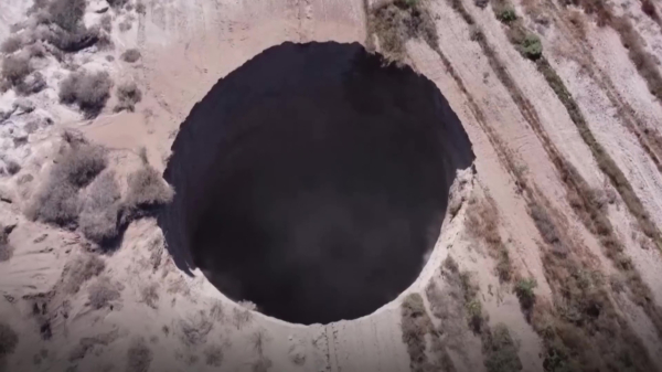 Bizar: gigantisch sinkhole in Chili blijft groter worden, burgemeester maakt zich zorgen