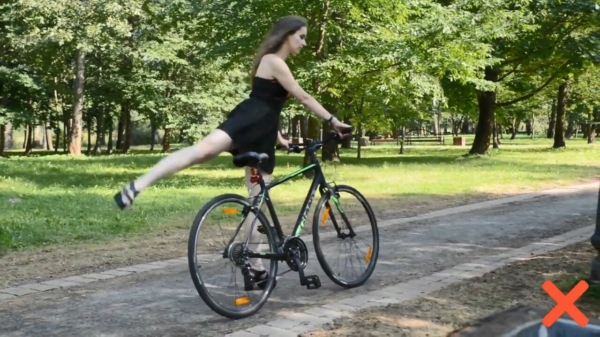 Tips voor alle dames: zo stap je in een rok of jurk veilig op een fiets