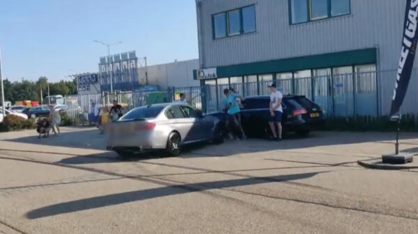 Dikke BMW jankt publiek in tijdens de vijfde editie van de 'Carbecue' in Purmerend