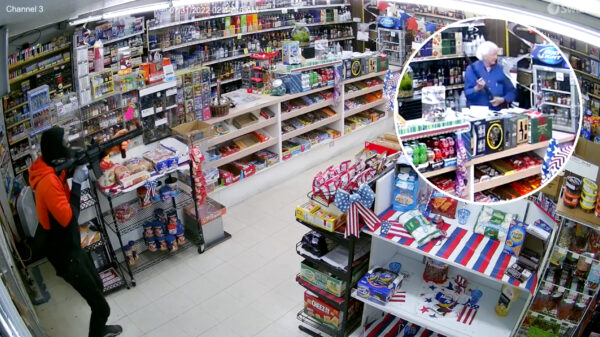 80-jarige winkeleigenaar Craig Cope schiet gewapende overvaller zijn toko uit