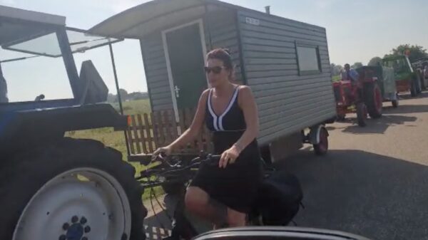 Wannabe boer gaat heel lekker op een file van trekkers