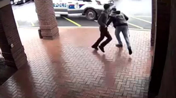 Baasopa met wandelstok tackelt zonder te kijken vluchtend boefje