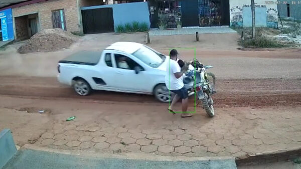 Idiote vader kan net op tijd zijn koter voor een auto wegtrekken