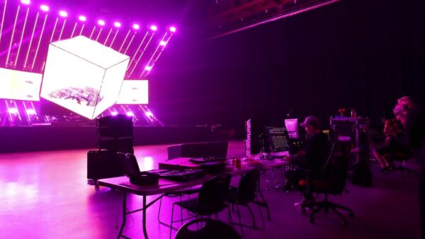 Een kijkje in de bizarre "Cube v3" van Deadmau5