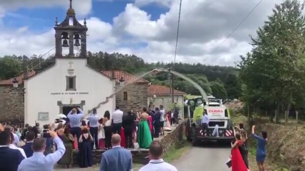 Waarom zou je op een bruiloft met rijst gooien als je een maïsrooier hebt?