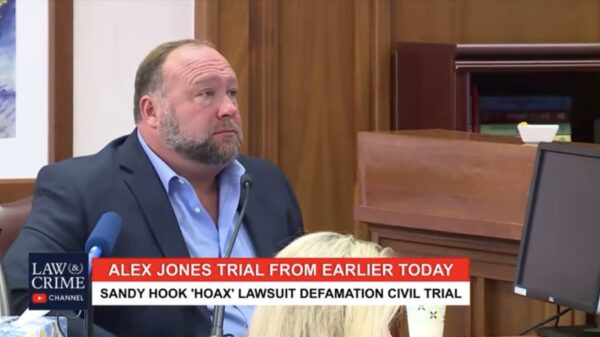 Complotgekkie Alex Jones moet miljoenen lappen aan nabestaanden bloedbad Sandy Hook