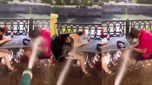 Ober probeert van bezopen stelletje af te komen door ze te bewerken met een tuinslang