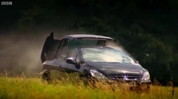 Jeremy Clarkson ontdekt superhandige feature in Peugeot cabrio
