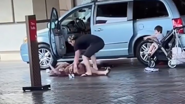 Dronken vrouw valt hotelmedewerkers aan terwijl d'r vent haar tegen probeert te houden