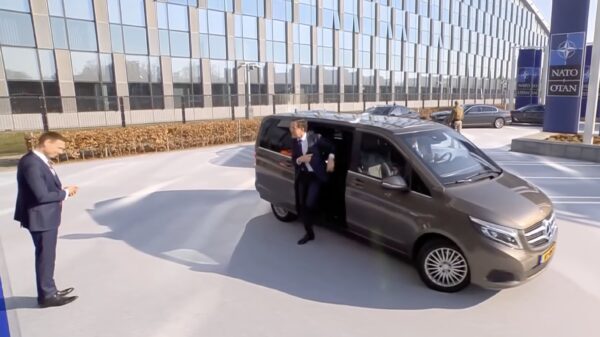 Tegen wie zegt Mark Rutte "Tot zo lieverd?" terwijl hij de bij NAVO uitstapt?