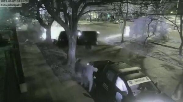 Securityguards ontsnappen net aan de dood tijdens heftige autocrash