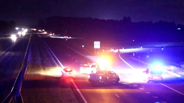 Politie blokkeert trekkers op de A7, boeren gaan spookrijdend tegen het verkeer in