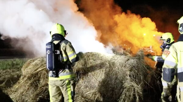 Hakenkruis boven de A1 gehangen, hooi in brand gestoken langs de A15