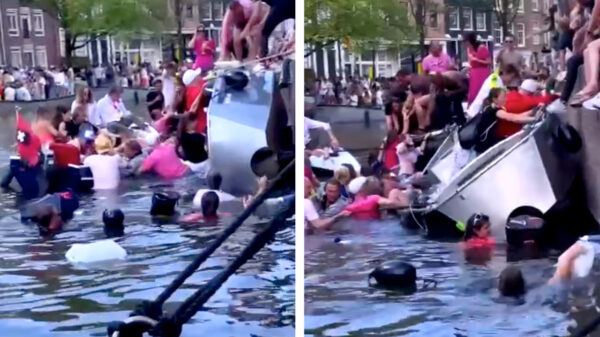 Bootje met nèt iets teveel mensen kiepert om tijdens Pride Amsterdam