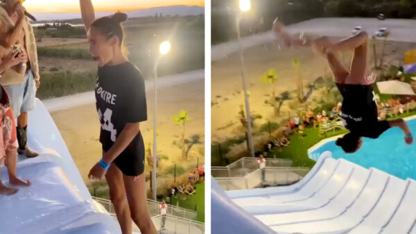 Vrouw probeert waaghals te overtreffen en maakt backflip van de glijbaan