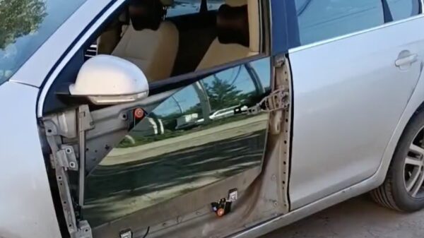 Altijd al afgevraagd hoe een elektrisch autoraam naar beneden gaat?