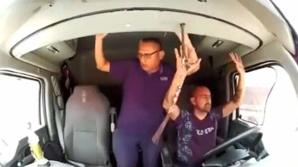 Gewapende mannen kapen vrachtwagen op een snelweg in Mexico