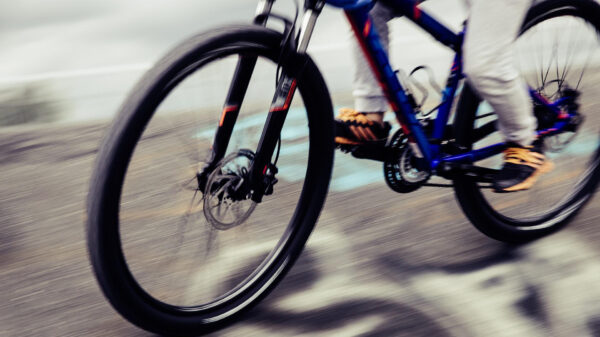 Pas op, het is glad: oplettende mountainbikert waarschuwt collega