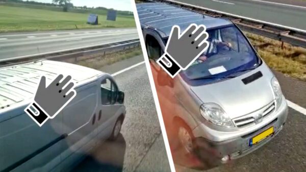 Vrouwelijke bijrijder van bestelbus druk bezig met schoonmaakbeurt van de pook