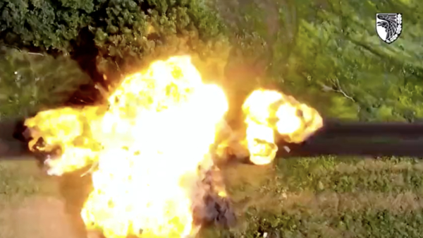 Dronebeelden van Oekraïense soldaten die een Russische tank met een Javelin-raket opblazen