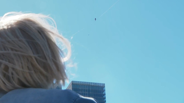 Koorddanser Jaan Roose maakt oversteek op 150 meter hoogte boven de Maas in Rotterdam