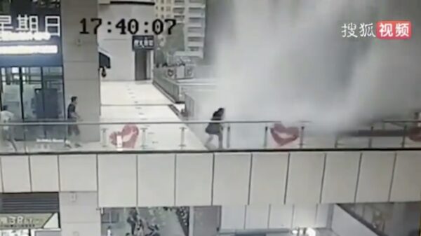 Enorme bak water komt ineens uit de lucht vallen in een winkelcentrum