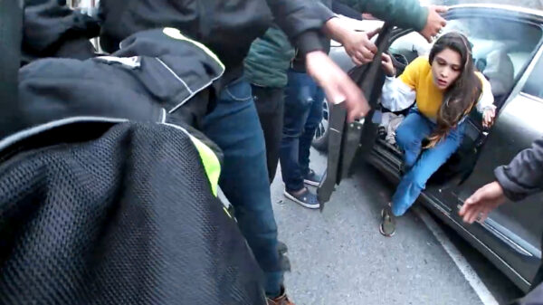 Motorrijder wordt aangereden door vrouw die tijdens bochtig bergritje inhaalt