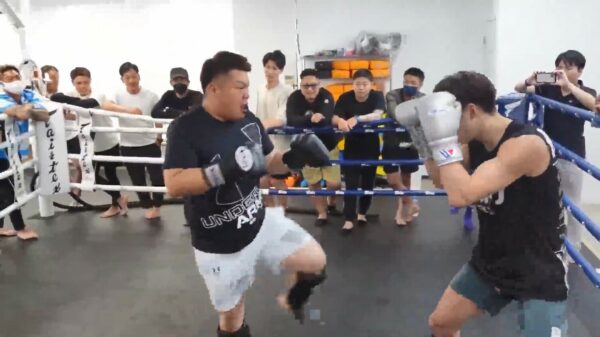 Wat kan er mis gaan als je kickbokskampioen Rukiya Anpo uitdaagt?